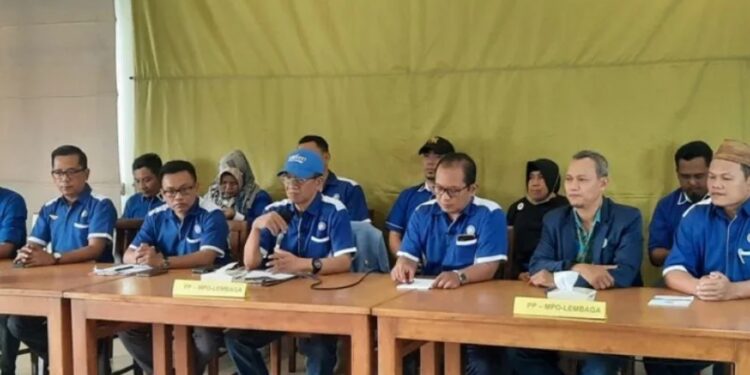Pimpinan Pusat Federasi Serikat Pekerja Rokok Tembakau Makanan Minuman Serikat Pekerja Seluruh Indonesia ketika memberikan keterangan pers. (MASAPNEWS/ANT)