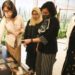 Ilustrasi: Menteri Keuangan Sri Mulyani (kedua kanan), didampingi oleh Direktur Pelaksana Bidang Hubungan Kelembagaan Lembaga Pembiayaan Ekspor Indonesia (LPEI) Chesna F. Anwar (kanan), dan Direktur Eksekutif LPEI Rijani Tirtoso (kedua kiri) meninjau produk UMKM Binaan LPEI saat acara Perempuan Tangguh Dalam Ekspor Berkelanjutan di Jakarta, Jumat (20/5/2022). Acara tersebut bertujuan untuk mendukung pemulihan perekonomian melalui pemberdayaan perempuan menjadi entrepreneur (W20). (MASAPNEWS/ANT)