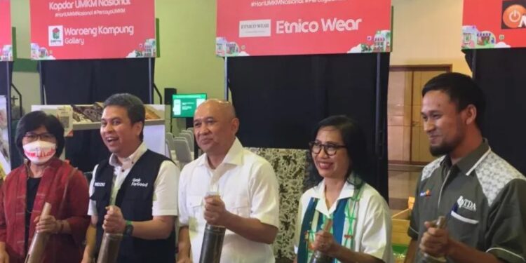 Menteri Koperasi dan UKM Teten Masduki bersama Presiden Grab Indonesia Ridzki Kramadibrata (kedua dari kiri) dan Country Managing Director of Grab Indonesia Neneng Goenadi (kedua dari kanan) meluncurkan secara simbolis "Solusi UMKM Terpadu di Gedung Smesco dalam acara Kopdar UMKM Nasional, Jakarta, Jumat (26/8/2022). (MASAPNEWS/ANT)