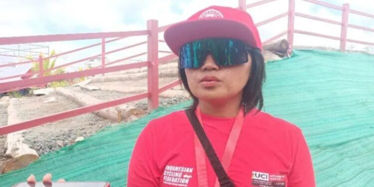 Pelatih Atlet Indonesia Yazid Kusumawati menjelaskan terkait porsi latihan yang dilakukan oleh anak didiknya saat menjajal sirkuit UCI MTB Eliminator World Cup 2022 di Palangka Raya, Kalimantan Tengah, Jumat (26/8/2022). (MASAPNEWS/ANT)