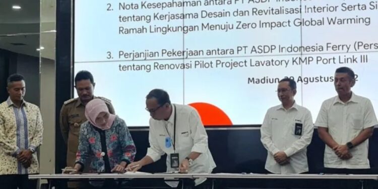 Suasana penandatanganan Nota Kesepahaman tentang Kerjasama Konstruksi Fasilitas Kapal dan Pelabuhan yang dilakukan oleh Direktur Utama ASDP Ira Puspadewi dan Direktur Utama INKA Budi Noviantoro, serta disaksikan secara langsung oleh Wakil Menteri II BUMN Kartika Wirjoatmodjo di Madiun, Jawa Timur, pada Senin (29/8/2022). (MASAPNEWS/ANT/ASDP)
