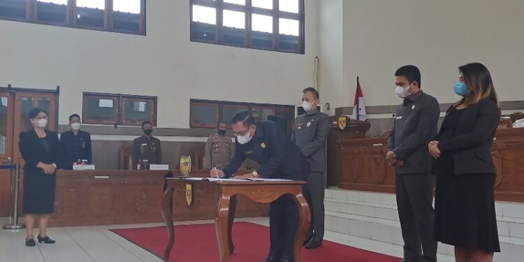Bupati Gumas Jaya S Monong bersama Wakil Ketua I Binartha dan Wakil Ketua II Neni Yuliani menyaksikan Ketua DPRD Akerman Sahidar menandatangani nota kesepakatan bersama, saat rapat paripurna di Kuala Kurun, Rabu (10/8/2022). (MASAPNEWS/GCM)