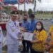 Bupati Gumas Jaya S Monong didampingi Wakil Bupati Efrensia L.P. Umbing menyerahkan penghargaan kepada para pemenang lomba menulis cerita rakyat/legenda, di Kuala Kurun, Rabu (17/8/2022). (MASAPNEWS/GCM)