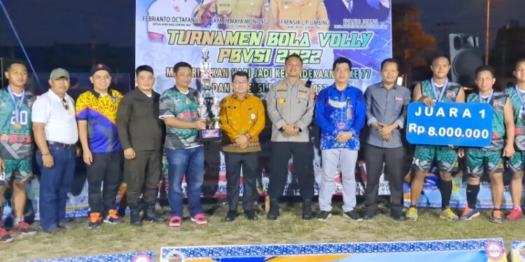 Staf ahli Aprianto bersama Ketua PBVSI Kabupaten Gunung Mas Evandi, Kapolres AKBP Irwansah, Forkopimda, dan Bhayangkara Putra berfoto bersama usai final PBVSI Cup Kabupaten Gunung Mas, di Lapangan Isen Mulang Kuala Kurun, Jumat (19/8/2022). (MASAPNEWS/GCM)