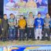 Staf ahli Aprianto bersama Ketua PBVSI Kabupaten Gunung Mas Evandi, Kapolres AKBP Irwansah, Forkopimda, dan Bhayangkara Putra berfoto bersama usai final PBVSI Cup Kabupaten Gunung Mas, di Lapangan Isen Mulang Kuala Kurun, Jumat (19/8/2022). (MASAPNEWS/GCM)