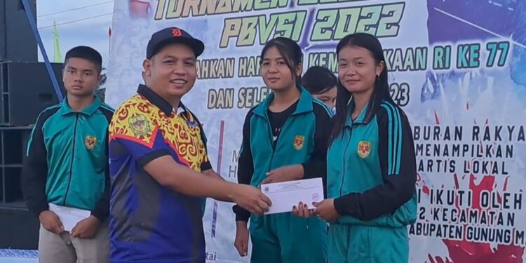 Ketua PBVSI Kabupaten Gunung Mas, Evandi saat menyerahkan bonus kepada atlet pelajar berprestasi, di Lapangan Isen Mulang Kuala Kurun, Jumat (19/8/2022). (MASAPNEWS/GCM)