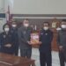 Ketua DPRD Kabupaten Gumas, Akerman Sahidar didampingi Wakil Ketua I Binartha menyerahkan Raperda Perubahan APBD kabupaten 2022 kepada Bupati Jaya S Monong dan Wakil Bupati Efrensia LP Umbing, saat rapat paripurna di Kuala Kurun, Rabu (30/8/2022). (MASAPNEWS/GCM)