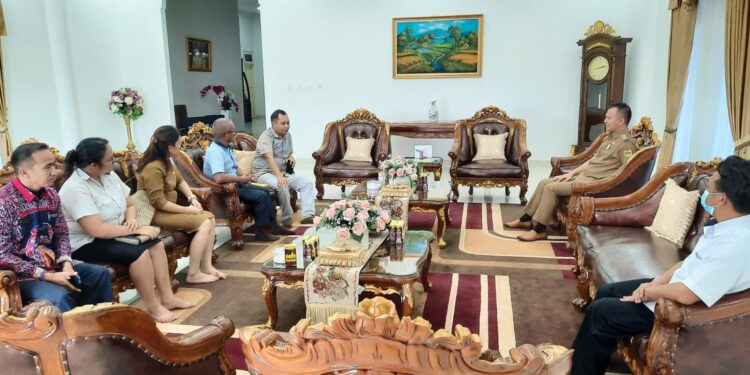 Bupati Gumas Jaya S Monong melakukan pertemuan dengan PBVSI kabupaten di Kuala Kurun, Senin (1/8/2022). (Foto : PBVSI Gumas)
