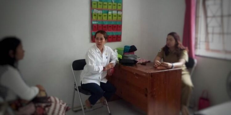Legislator Kabupaten Gumas, Nomi Aprilia (tengah) saat melakukan reses perseorangan di Pustu Tampelas, Desa Tampelas, Kecamatan Sepang, Selasa (2/8/2022). (IST)