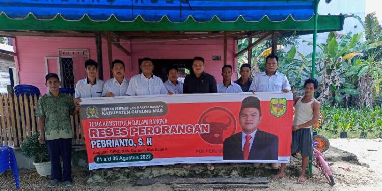 Anggota DPRD Kabupaten Gumas, Pebrianto berfoto bersama usai pelaksanaan reses perseorangan di Desa Sangal, Kecamatan Rungan Hulu, Rabu (3/8/2022). (IST)