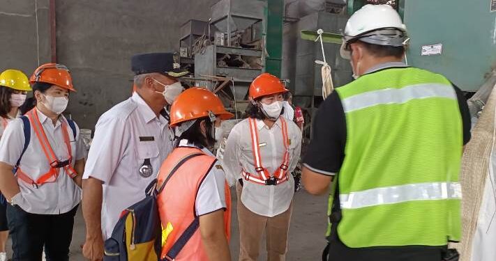 Legislator Kabupaten Gumas didampingi perangkat daerah terkait saat meninjau keberadaan pabrik zirkon di Desa Tumbang Empas, Kecamatan Mihing Raya, Rabu (3/8/2022). (IST)