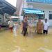 Legislator Kabupaten Gumas, Pebrianto didampingi Kades dan Sekdes Tumbang Kuayan meninjau kondisi sekolah yang terkena banjir di desa setempat, saat reses perorangan baru-baru ini. (IST)