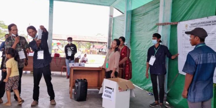 Suasana penghitungan suara Pilkades Taringen 2022, Rabu (10/8/2022). (Foto : Panitia Pilkades Taringen)