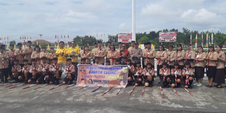 Bupati Jaya Samaya Monong selaku Ketua Mabicab Gumas berfoto bersama usai upacara pelepasan kontingen Jamnas 2022 di halaman kantor bupati setempat, Kamis (11/8/2022). (MASAPNEWS/HY)