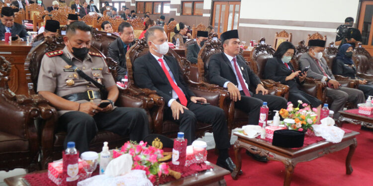 Bupati Gumas Jaya S Monong bersama Wakil Bupati, Wakil Ketua I DPRD Gumas Binartha, Kapolres AKBP Irwansah, dan lainnya saat rapat paripurna istimewa di Kuala Kurun, Selasa (16/8/2022). (Foto : Diskominfosantik Gumas)