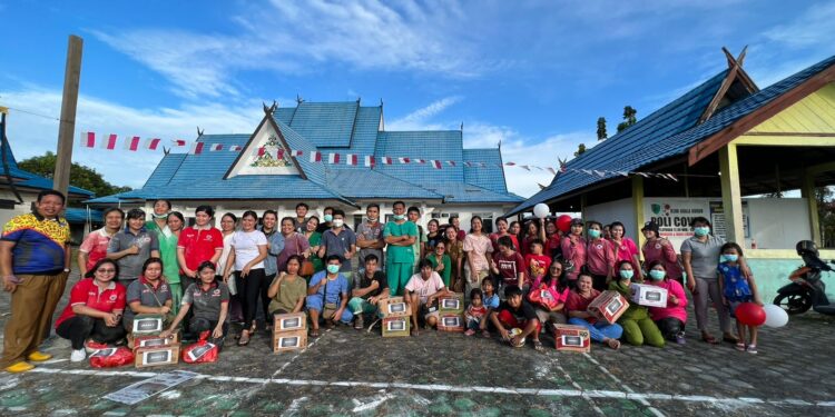 Kepala Bidang Keperawatan RSUD Kuala Kurun Rahmattambun (kiri) dan para pegawai berfoto bersama usai pelaksanaan lomba, di halaman RSUD setempat, Selasa (16/8/2022). (IST)