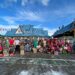 Kepala Bidang Keperawatan RSUD Kuala Kurun Rahmattambun (kiri) dan para pegawai berfoto bersama usai pelaksanaan lomba, di halaman RSUD setempat, Selasa (16/8/2022). (IST)
