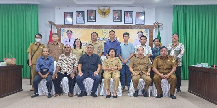 Wakil Bupati Gunung Mas Efrensia LP Umbing bersama pihak Yayasan Berkat Kasih Anugrah, Yayasan Galilea Pusat Rehabilitasi Narkoba Palangka Raya, dan lainnya berfoto bersama usai rapat koordinasi di Kuala Kurun, Selasa (13/9/2022). (MASAPNEWS/GCM)