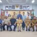 Wakil Bupati Gunung Mas Efrensia LP Umbing bersama pihak Yayasan Berkat Kasih Anugrah, Yayasan Galilea Pusat Rehabilitasi Narkoba Palangka Raya, dan lainnya berfoto bersama usai rapat koordinasi di Kuala Kurun, Selasa (13/9/2022). (MASAPNEWS/GCM)
