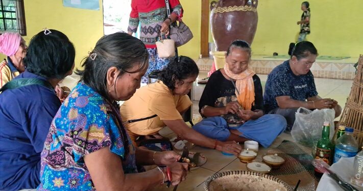 Anggota Upacara Ritual Tiwah sedang mempersiapkan peralatan untuk ritual, di Balai Basarah Hindu Kaharingan Simpei Karuhei Desa Tumbang Hakau, Senin (26/9/2022). (MASAPNEWS/GCM)