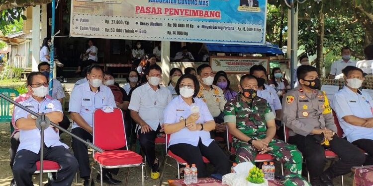 Wabup Gumas Efrensia LP Umbing dan lainnya saat menghadiri pasar penyeimbang di Kelurahan Tampang Tumbang Anjir, Kecamatan Kurun, Rabu (28/9/2022). (Foto : Protokol dan Perjalanan Setda Gumas)