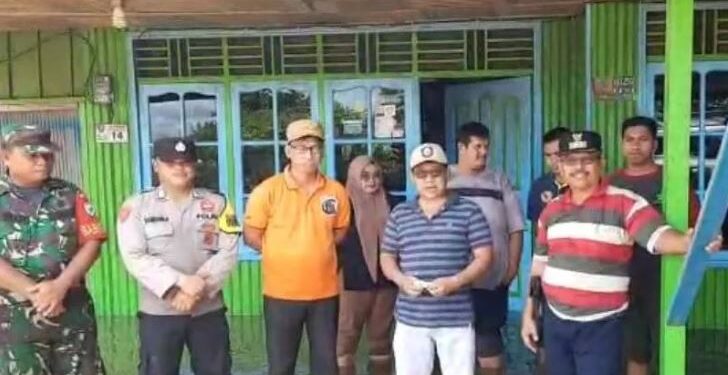Wakil Ketua II DPRD Kotim Hairis Salamad (topi putih) saat dikunjungi Forum Koordinasi Pimpinan Kecamatan Parenggean di rumahnya di Desa Bejarau yang sedang dilanda banjir, Sabtu (10/9/2022). (ANT/IST)