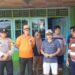 Wakil Ketua II DPRD Kotim Hairis Salamad (topi putih) saat dikunjungi Forum Koordinasi Pimpinan Kecamatan Parenggean di rumahnya di Desa Bejarau yang sedang dilanda banjir, Sabtu (10/9/2022). (ANT/IST)