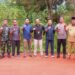 Ketua Komisi IV DPRD Muhammad Kurniawan Anwar (kemeja biru) dan Wakil Ketua Komisi III DPRD Dadang Siswanto (Kotak-kotak biru) berfoto bersama usai rapat pembahasan peningkatan jalan poros Tanah Mas, Selasa (30/8/2022). (ANT/IST)
