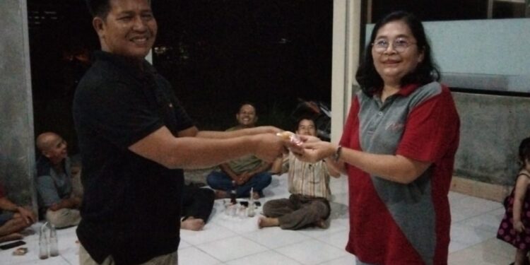 Serah terima keadministrasian DUSMALA Gunung Mas, dari Plt ketua Heppy Kariano (kiri) kepada ketua terpilih Ina Marita, usai pemilihan pengurus di Kuala Kurun, Minggu (11/9/2022). (Foto : DUSMALA Gunung Mas)