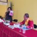 Wabup Gunung Mas Efrensia LP Umbing didampingi Camat Rungan Penyang Massal memberi arahan saat lokakarya mini stunting di kecamatan setempat, Sabtu (24/9/2022). (MASAPNEWS/ANT/HO-TPPS Gunung Mas)
