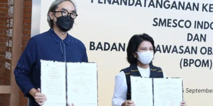 Direktur Smesco Leonard Theosabrata dan Pelaksana Tugas Sekretaris Utama Badan Pengawas Obat dan Makanan Rita Endang menunjukkan bukti kerja sama antara kedua belah pihak, Jakarta, Selasa (6/9/2022). (MASAPNEWS/ANT/HO-KemenkopUKM)