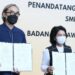 Direktur Smesco Leonard Theosabrata dan Pelaksana Tugas Sekretaris Utama Badan Pengawas Obat dan Makanan Rita Endang menunjukkan bukti kerja sama antara kedua belah pihak, Jakarta, Selasa (6/9/2022). (MASAPNEWS/ANT/HO-KemenkopUKM)