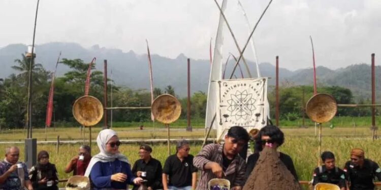 Konferensi Air dan Tanah di tengah sawah pada Pekan Konsolidasi Tenaga Budaya di Balondes Karangrejo, Kecamatan Borobudur, Kabupaten Magelang, Kamis (8/9/2022) (MASAPNEWS/ANT)