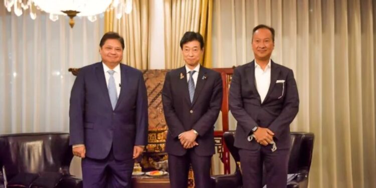Menteri Perindustrian (Menperin) Agus Gumiwang Kartasasmita (kanan) mendampingi Menteri Koordinator Bidang Perekonomian (Menko Perekonomian) Airlangga Hartarto (kiri) melakukan pertemuan dengan Menteri METI Jepang Nishimura Yasutoshi. (MASAPNEWS/ANT/ HO Biro Humas Kementerian Perindustrian)