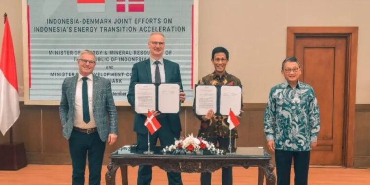 PT Sarana Multi Infrastruktur dan Danida Sustainable Infrastructure Finance (DSIF) memperlihatkan letter of intent terkait kerja sama mempercepat transisi energi di Indonesia. (MASAPNEWS/ANT/HO-Kementerian ESDM)