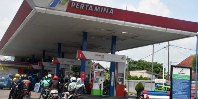 Sejumlah pengendara motor antre untuk mengisi BBM subsidi jenis Pertalite di salah satu SPBU, Kabupaten Bogor, Jawa Barat, Selasa (6/9/2022). (MASAPNEWS/ANT)