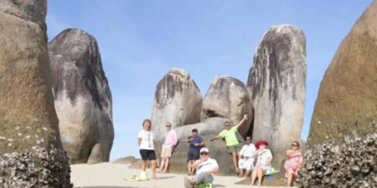 Para delegasi G20 berfoto di antara berbatuan besar di Pulau Lengkuas Kabupaten Belitung Timur. (Diskominfo Babel)