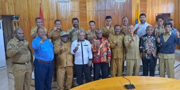 Anggota komisi IV DPR Papua Thomas Sondegau (ke dua kiri-paling depan) foto bersama tim eksistensi utusan dari Kemendagri. (MASAPNEWS/ANT/HO-Dokumen pribadi Thomas Sondegau)