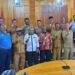 Anggota komisi IV DPR Papua Thomas Sondegau (ke dua kiri-paling depan) foto bersama tim eksistensi utusan dari Kemendagri. (MASAPNEWS/ANT/HO-Dokumen pribadi Thomas Sondegau)