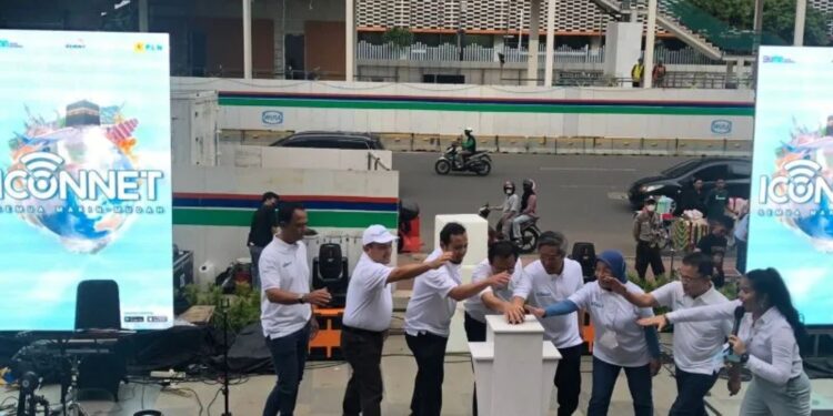 Jajaran direksi PLN dan ICON+ meluncurkan program Iconnet Sehati dengan hadiah 100 paket wisata religi di pelataran mal Sarina, Jakarta, Sabtu (10/9/2022). (MASAPNEWS/ANT)