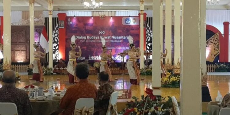 Penampilan tari tradisional Pujoretno dalam pembukaan acara Dialog Budaya Ruwat Nusantara yang diselenggarakan oleh Kemendikbudristek di Yogyakarta pada Minggu (11/9/2022). (MASAPNEWS/ANT)
