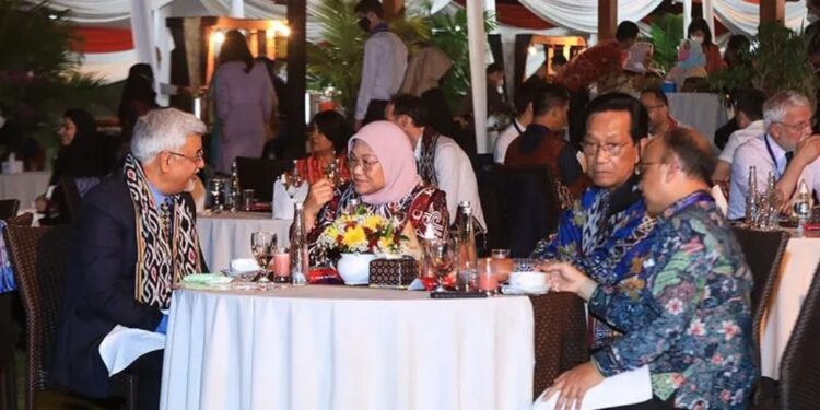 Arsip foto - Menteri Ketenagakerjaan Ida Fauziyah (kedua kiri) berbincang dengan delegasi negara anggota G20 di acara The 2nd EWG Meeting di Yogyakarta, Rabu (1/5/2022). (MASAPNEWS/ANT/HO-Humas Kemnaker)