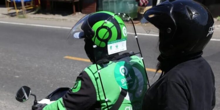 Driver ojek online dan penumpang yang menggunakan jasa transportasi ojek daring (online) Gojek. (MASAPNEWS/ANT)