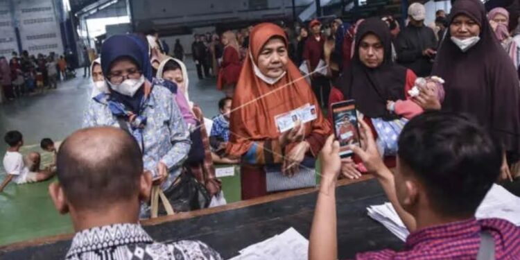 Warga keluarga penerima manfaat (KPM) difoto oleh petugas saat menerima pencairan bantuan langsung tunai (BLT) di Lapang Siliwangi Futsal, Kota Tasikmalaya, Jawa Barat, Kamis (8-9-2022). (MASAPNEWS/ANT)