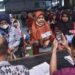 Warga keluarga penerima manfaat (KPM) difoto oleh petugas saat menerima pencairan bantuan langsung tunai (BLT) di Lapang Siliwangi Futsal, Kota Tasikmalaya, Jawa Barat, Kamis (8-9-2022). (MASAPNEWS/ANT)