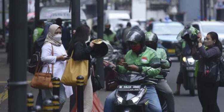 Pengemudi ojek online mengangkut penumpang di kawasan Blora, Jakarta, Jumat (9/9/2022). Kementerian Perhubungan merevisi kenaikan tarif ojek online (ojol) dari sebelumnya berkisar 30-50 persen menjadi 6-13 persen yang akan diberlakukan mulai 10 September 2022. (MASAPNEWS/ANT)