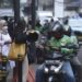 Pengemudi ojek online mengangkut penumpang di kawasan Blora, Jakarta, Jumat (9/9/2022). Kementerian Perhubungan merevisi kenaikan tarif ojek online (ojol) dari sebelumnya berkisar 30-50 persen menjadi 6-13 persen yang akan diberlakukan mulai 10 September 2022. (MASAPNEWS/ANT)