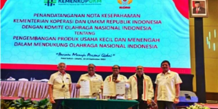 Penandatanganan Nota Kesepahaman antara KONI Pusat dengan Kementerian Koperasi dan Koperasi dan Usaha Mikro, Kecil, dan Menengah (UMKM) tentang "Pengembangan Produk Koperasi, Usaha Mikro, Kecil Dan Menengah (UMKM) dalam Mendukung Olahraga Nasional" di Jakarta, Selasa (13/9/2022). (MASAPNEWS/ANT/HO-Humas KONI Pusat)