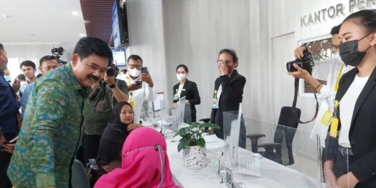 Menteri ATR/BPN Hadi Tjahjanto meninjau pelayanan publik di Kantor Pertanahan Kota Balikpapan Kalimantan Timur, di Balikpapan, Rabu (14/9/2022). (MASAPNEWS/ANT)