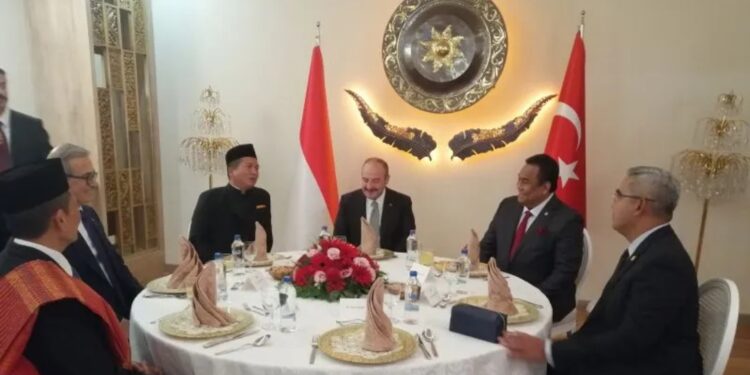 Wakil Ketua DPR RI Rachmat Gobel (dua dari kanan) berbincang dengan Menteri Industri dan Teknologi Turki Mustafa Varank sebelum Resepsi Diplomatik yang diselenggarakan oleh Kedubes RI di Ankara, Rabu malam (14/9/2022). (MASAPNEWS/ANT)